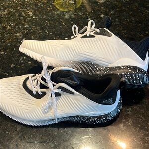 NEW adidas Bounce tennis shoes. Size 10